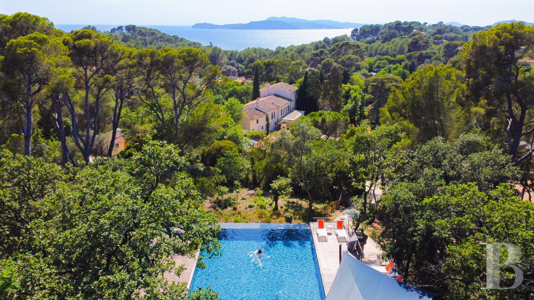 A renovated farmhouse surrounded by extensive grounds leading down to the sea, between Toulon and Hyères on the Var coast - photo  n°34
